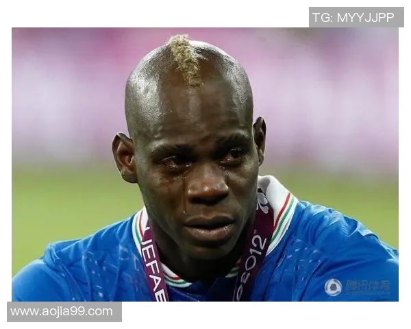 足球巨星赛场瞬间囧态合集展现真实一面