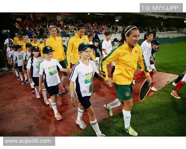 足球球星挠头瞬间展现无奈表情 他们在场上到底在想什么